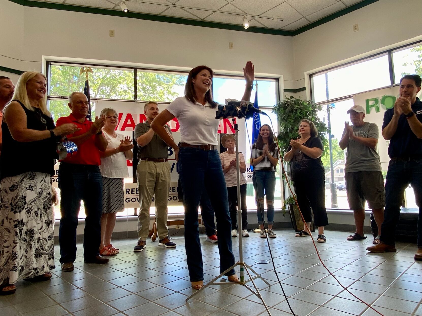 Kleefisch campaigns with former Gov. Walker in La Crosse ahead of Tuesday's primary